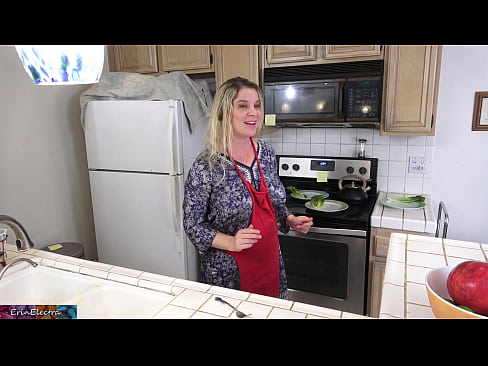 ❤️ Ibu tiri memerah susunya di dapur sebelum tarikhnya seks super pada ms.hentaiser.ru ❌️❤