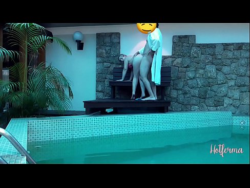 ❤️ Bos menjemput pembantu rumah ke kolam, tetapi tidak dapat menahan panas seks super pada ms.hentaiser.ru ❌️❤